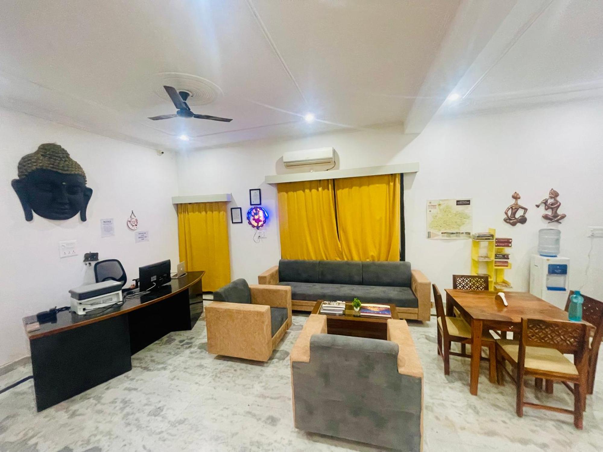 La Curcuma Luxury Homestay Khajurāho Extérieur photo